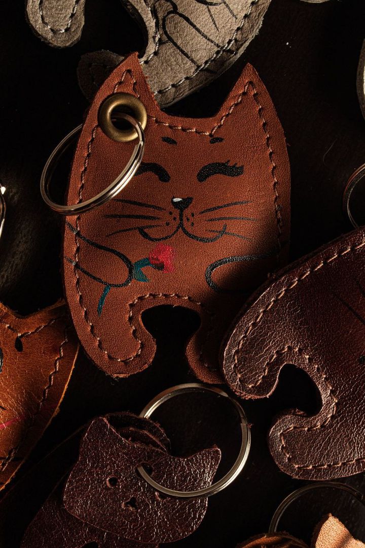 Брелок из кожи