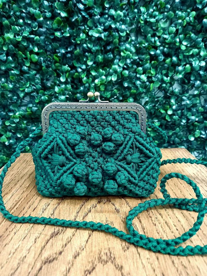 Сумочка зеленая на фермуаре